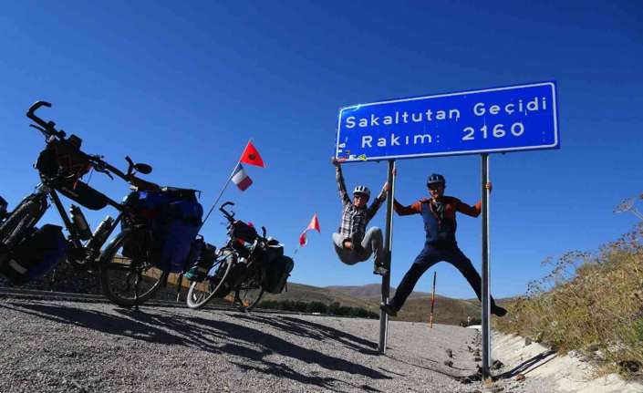 Fransa’dan bisikletle yola çıkan Fransız çift, yaklaşık 6 bin kilometre