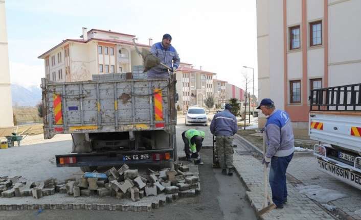 Erzincan’da havaların iyice ısınmasıyla birlikte bozulan ve deforme olan parke