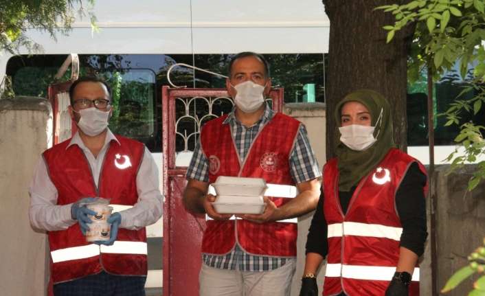 Erzincan’da yaşayan Afgan göçmenler, hazırladıkları yöresel yemekleri korona virüs önlemleri