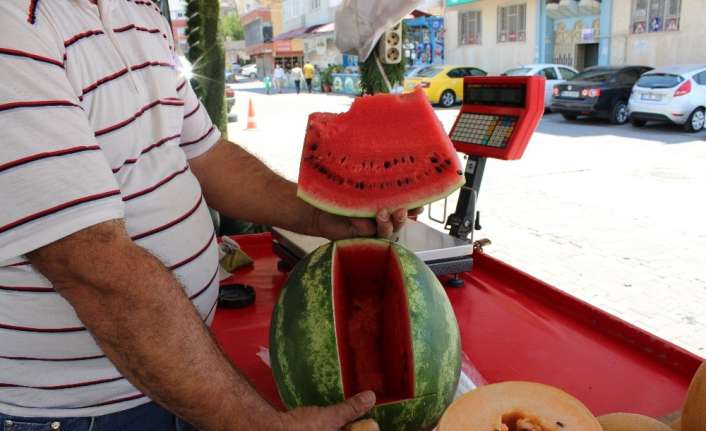 Erzincan’da hava sıcaklıklarının artmasıyla birlikte vatandaşlar su ihtiyacını gideren meyvelerden