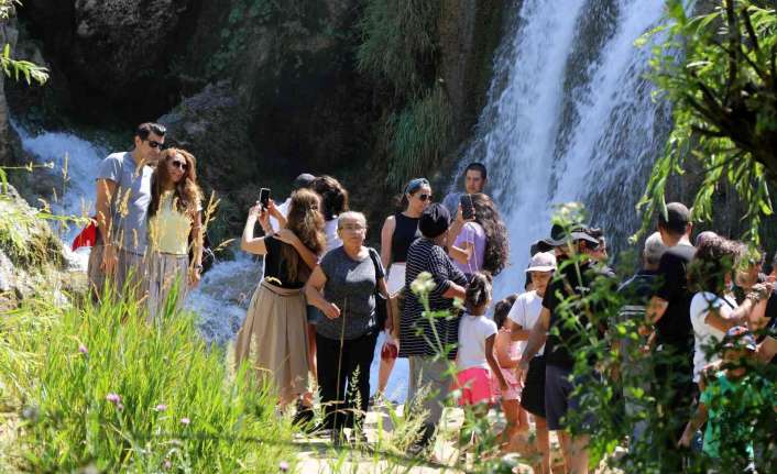 Hava sıcaklığının 40 dereceyi bulduğu Erzincan’da tatilciler serinlemek için Girlevik