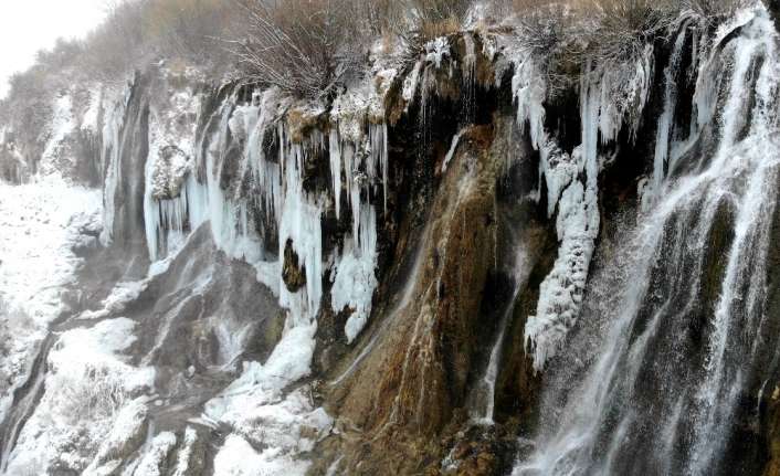 Erzincan’da doğa harikası Girlevik Şelalesi her mevsim güzel olsa da,