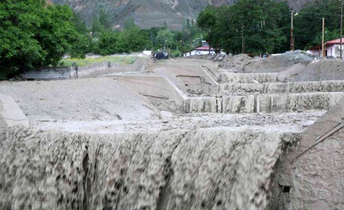 Erzincan’da etkili olan sağanak yağış sele neden olurken, bazı yollar,