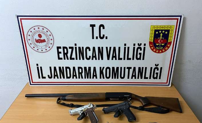 Erzincan’da jandarmanın düzenlediği operasyonda çalıntı silahlar ele geçirildi.