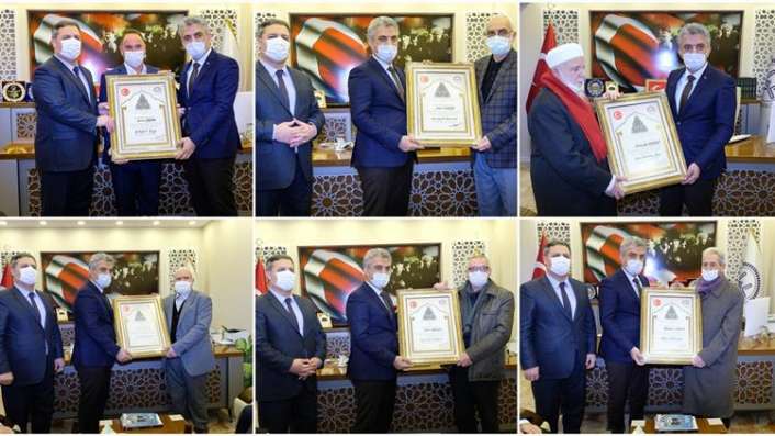 Erzincan’da cami yaptıran hayırseverler Diyanet İşleri Başkanlığınca takdirname ile ödüllendirildi.