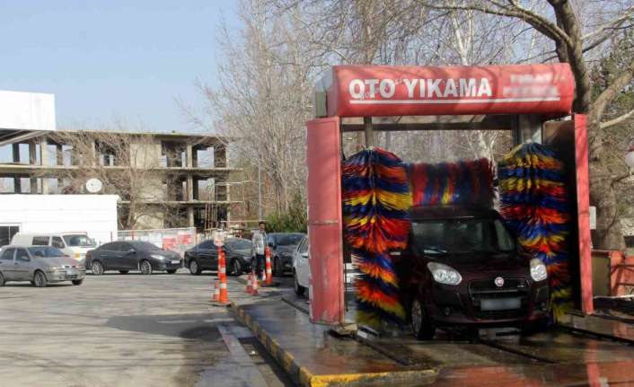 Erzincan’da çamur yağması sonucu araba sahipleri oto yıkamalarda sıra oluşturdu.