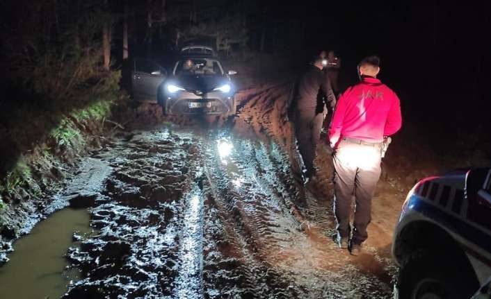 Erzincan’ın Refahiye ilçesinde yağmur yağışı nedeniyle çamurla kaplanan arazide mahsur
