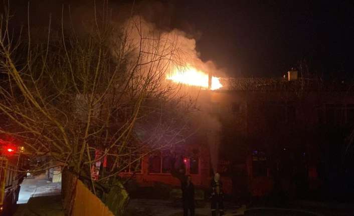 Erzincan’da bir restoranın çatısında çıkan yangın itfaiye ekiplerinin müdahalesi sonucu