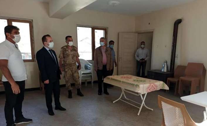 Erzincan’ın Çayırlı Kaymakamı Abdullah Arslantürk, Büyükyayla köyünde incelemelerde bulundu.