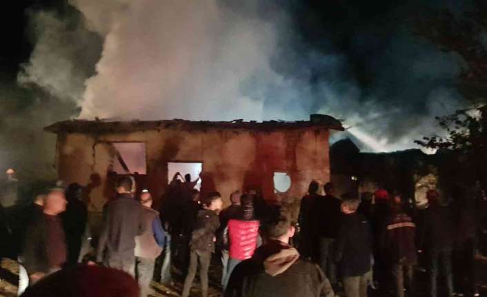 Erzincan’ın Çayırlı ilçesinde gurbetçi aileye ait bir ev, ahır ve