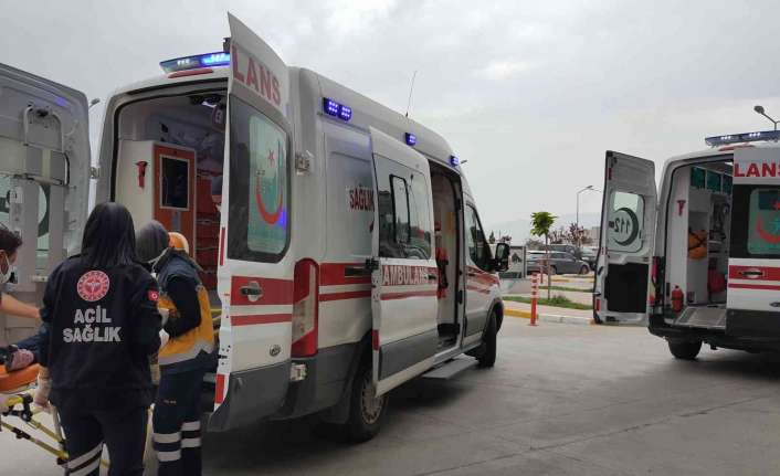 Erzincan’ın Çayırlı ilçesinde buzlanan yolda kayan minibüs devrildi. Kazada 8