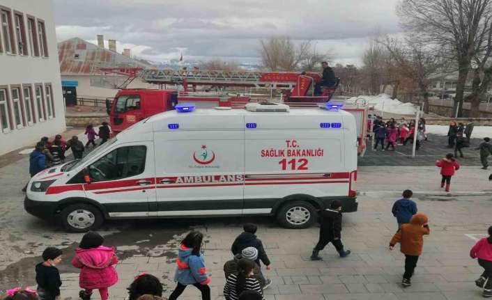 Erzincan’ın Çayırlı ilçesinde bulunan 29 Ekim İlköğretim Okulunda yangın tatbikatı