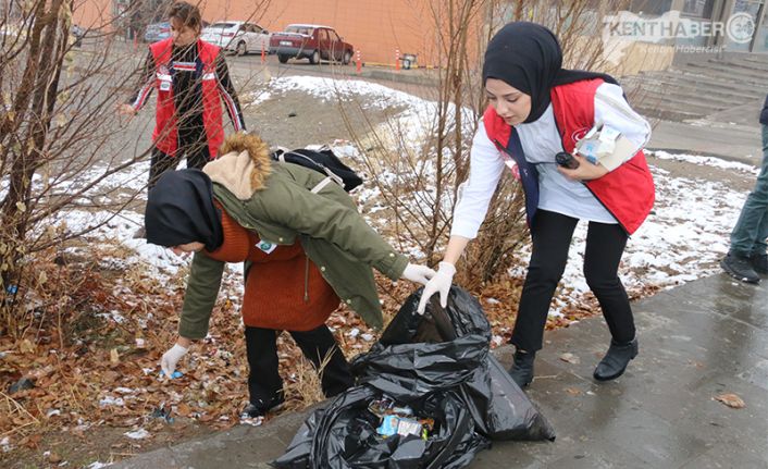 Erzincan'da Uluslararası Damla Gönüllüleri Derneği üyeleri tarafından 5 Aralık Dünya