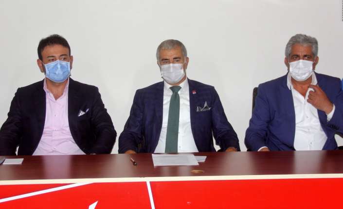 İstanbul’un CHP’li Beşiktaş Belediye Başkanı Rıza Akpolat, memleketi Erzincan’da partililerle