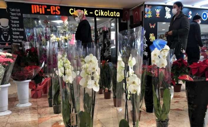 Erzincan’da 14 Şubat Sevgililer Günü dolayısıyla çiçeklilerde günler öncesinde başlayan