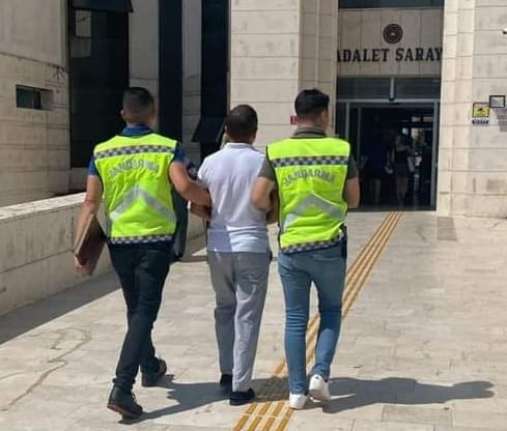 Balıkesir'in Edremit ilçesinde jandarma ekipleri Avcılar Mahallesi'nde göçmen kaçakçılığına yönelik