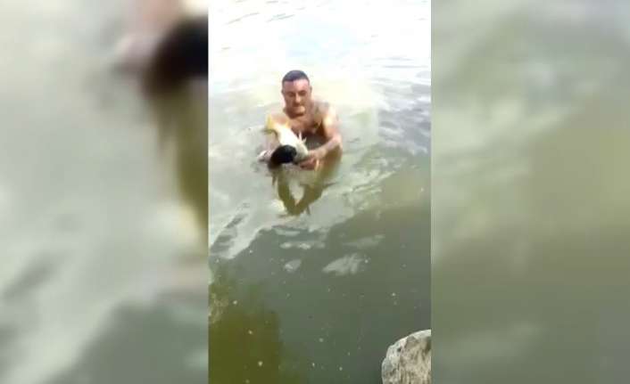 Erzincan’dan geçen Karasu Nehrinde çıplak elle balık tutan vatandaş görenleri