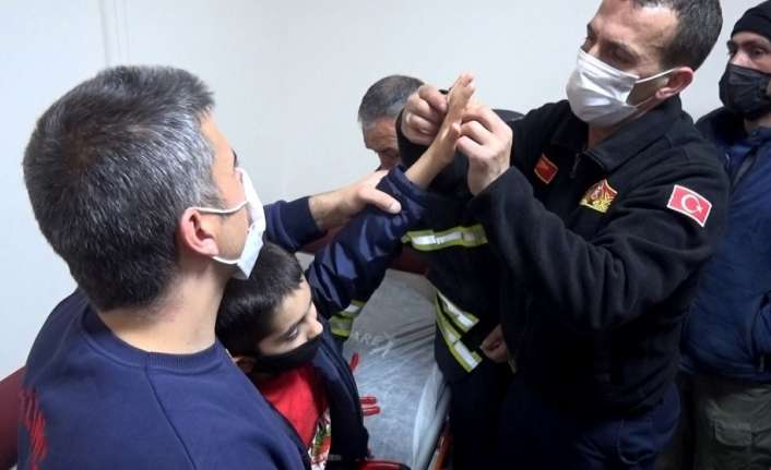 Erzincan’da oyun oynayan bir çocuğun parmağına sıkışan metal parça, itfaiye