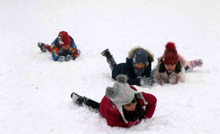 Erzincan’da etkisini artıran kar yağışı dolayısıyla bugün öğleden okullar tatil