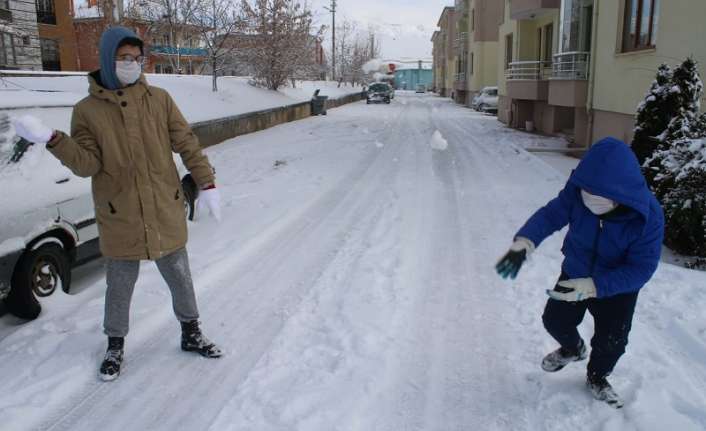 Erzincan’da yağan kar şehir genelinde kartpostallık görüntüler ortaya çıkarırken kar