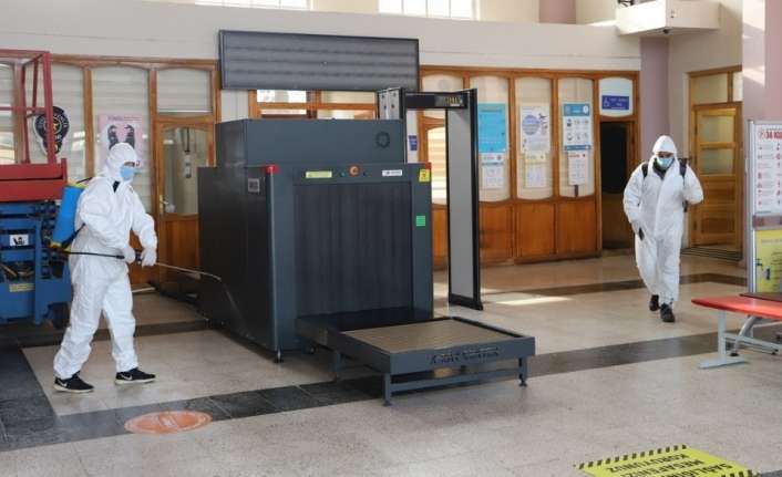 Erzincan’da belediye ekipleri Covid-19 önlemleri kapsamında tren garı ve şehirlerarası