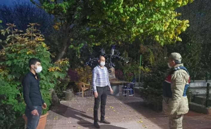 İçişleri Bakanlığı genelgesiyle Erzincan’da kalabalık olan sokak ve caddelerde sigara