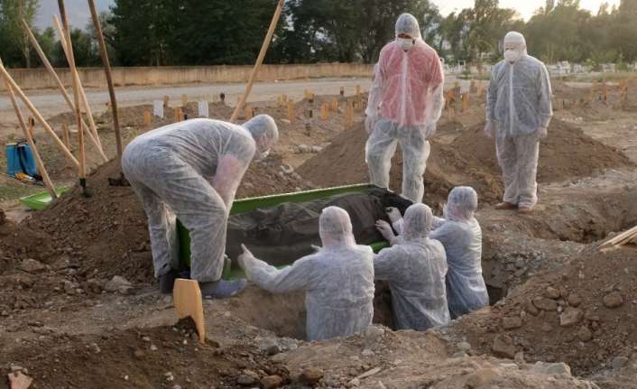 COVİD -19’DAN ÖLENLERİN CENAZE İŞLEMLERİ İSLAMİ USULLERE GÖRE GERÇEKLEŞTİRİLİYOR