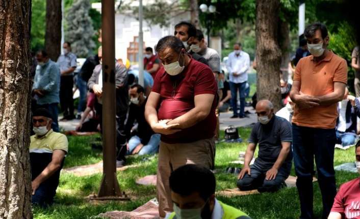 Türkiye genelinde camilerde Diyanet İşleri Başkanlığınca hazırlanan "Allah’ın Dinini Yüceltme