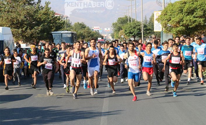 Türkiye Cumhuriyeti’nin kuruluşunun 96. yıldönümü etkinlikleri kapsamında Erzincan’da Cumhuriyet koşusu