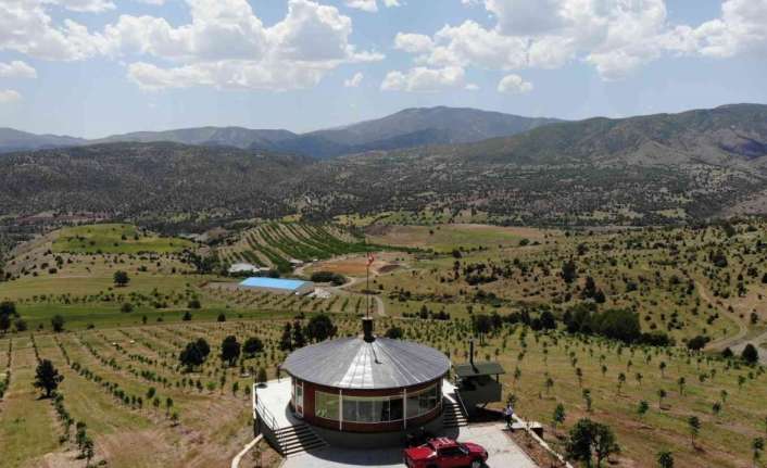 Erzincan’da iş adamı Yavuz Peker, tüm araziyi gören tepenin üzerine