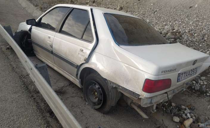 Erzincan’da, dağın yamacından koparak yola düşen kaya parçası kazaya neden