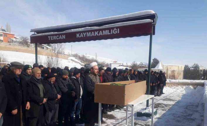Deprem felaketinde hayatını kaybeden İbrahim Güzel memleketinde toprağa verildi.