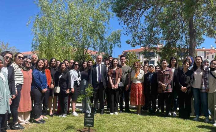 DEPREMDE HAYATINI KAYBEDEN ÖĞRENCİLERİN ANISINA FİDAN DİKİLDİ