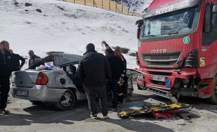 Depremzede aile Erzincan'da kaza yaptı: 1 ölü 5 yaralı Erzincan'da depremzede ailenin karıştığı kazada 1 kişi ölürken aralarında çocuklarında