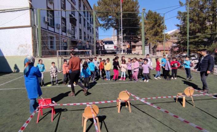 Erzincan’da ağırlanan depremzede ailelerin çocukları için psikososyal destek etkinliklerinin olduğu
