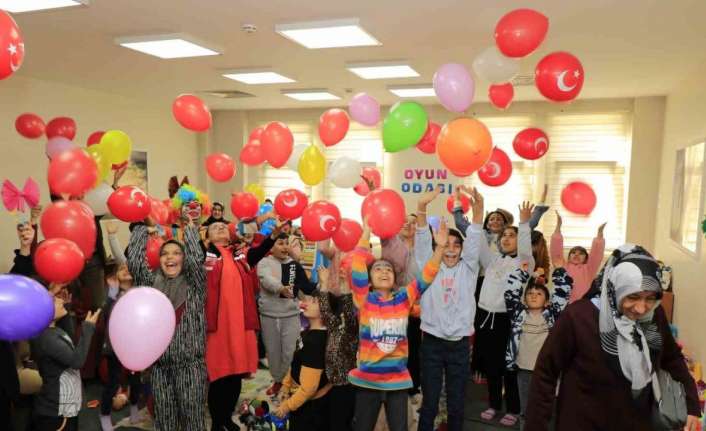 Erzincan’da deprem felaketini yaşayan çocukların yaraları eğlenceli oyunlar oynayarak sarılıyor.