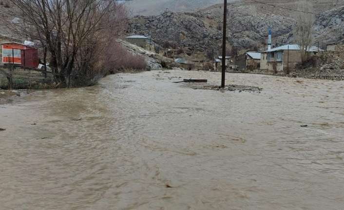 Erzincan’ın Kemaliye ve İliç ilçelerinde etkili olan sağanak yağış sele