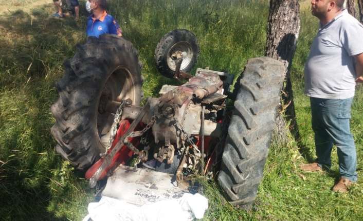 Erzincan’ın Refahiye ilçesinde dereye devrilen traktörün sürücüsü hayatını kaybetti.