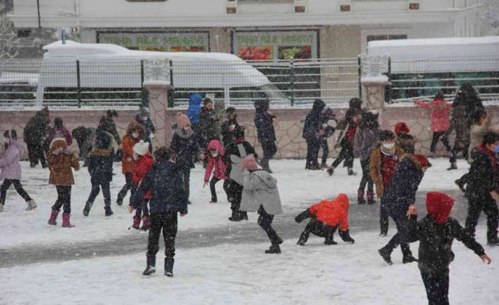 Erzincan’da ilköğretim öğrencileri ders öncesi karla kaplı okul bahçesinde doyasıya