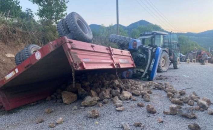 Bolu’nun Göynük ilçesinde taş yüklü traktörün devrilmesi sonucu 2 buçuk