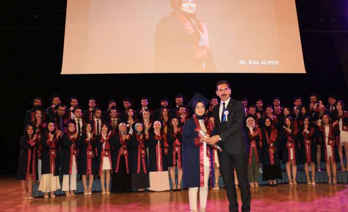2 Çocuk annesi Dt. Eda Alper Erzincan Binali Yıldırım Üniversitesi