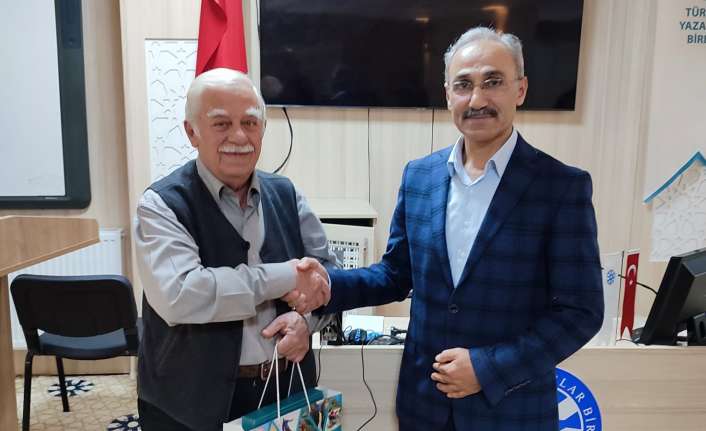 Har hatfa bir konuğunu ağırlayan Türkiye Yazarlar Birliği Erzincan Şubesinde