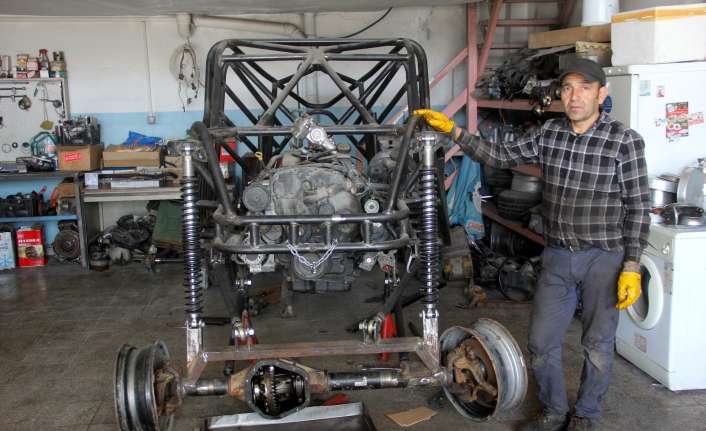 Erzincan’da oto sanayide motor ustası, doğalgaz borularını kullanarak 3 yıldır