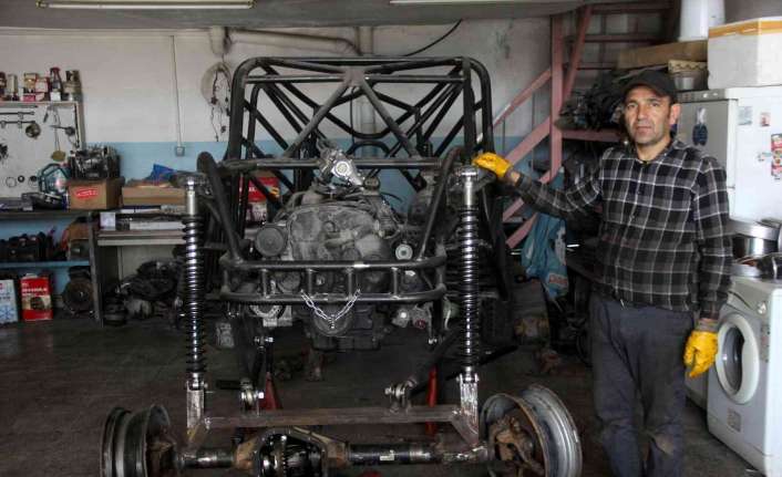 Erzincan’da oto sanayide motor ustası, doğalgaz borularını kullanarak yaptığı otomobili