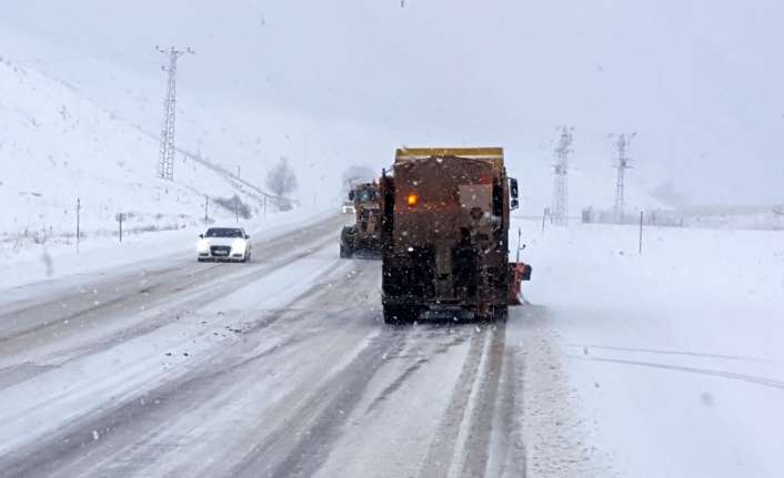 Doğu Anadolu’nun yüksek kesimlerinde kar yağışı etkili olurken karayolları ekipleri