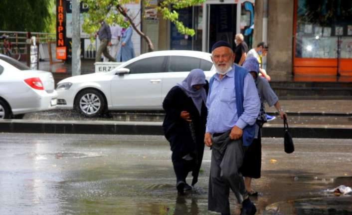 DOĞU’DA GÖK GÜRÜLTÜLÜ SAĞANAK YAĞIŞ