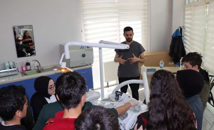 ERZİNCAN’DA "NE OKUSAM NE OLSAM?" PROJESİ ÇERÇEVESİNDE ÖĞRENCİLER ÇAYIRLI İLÇE