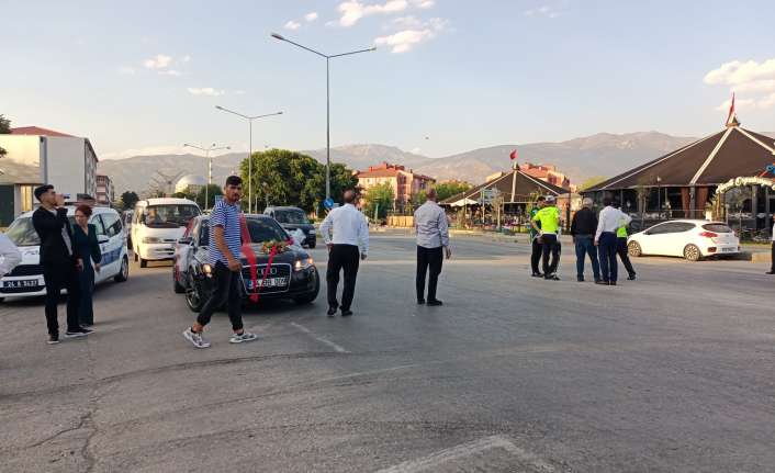 Düğün konvoyundaki gelin arabasının altında kalan çocuk yaralandı Erzincan’da düğün konvoyunda onlarca çocuğun ölümüne bahşiş mücadelesinde bir çocuk
