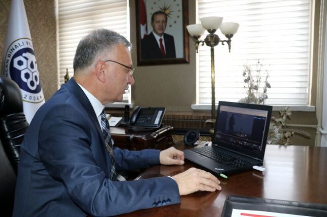 Erzincan Binali Yıldırım Üniversitesi Rektörü Prof. Dr. Akın Levent uzaktan
