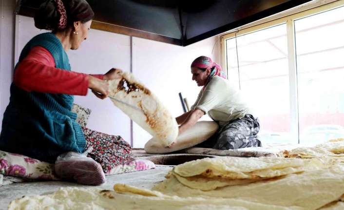 Erzincan’da tandır lavaşı, asırlardır ilk günkü lezzetini kaybetmeden pişiriliyor. Erzincanlı